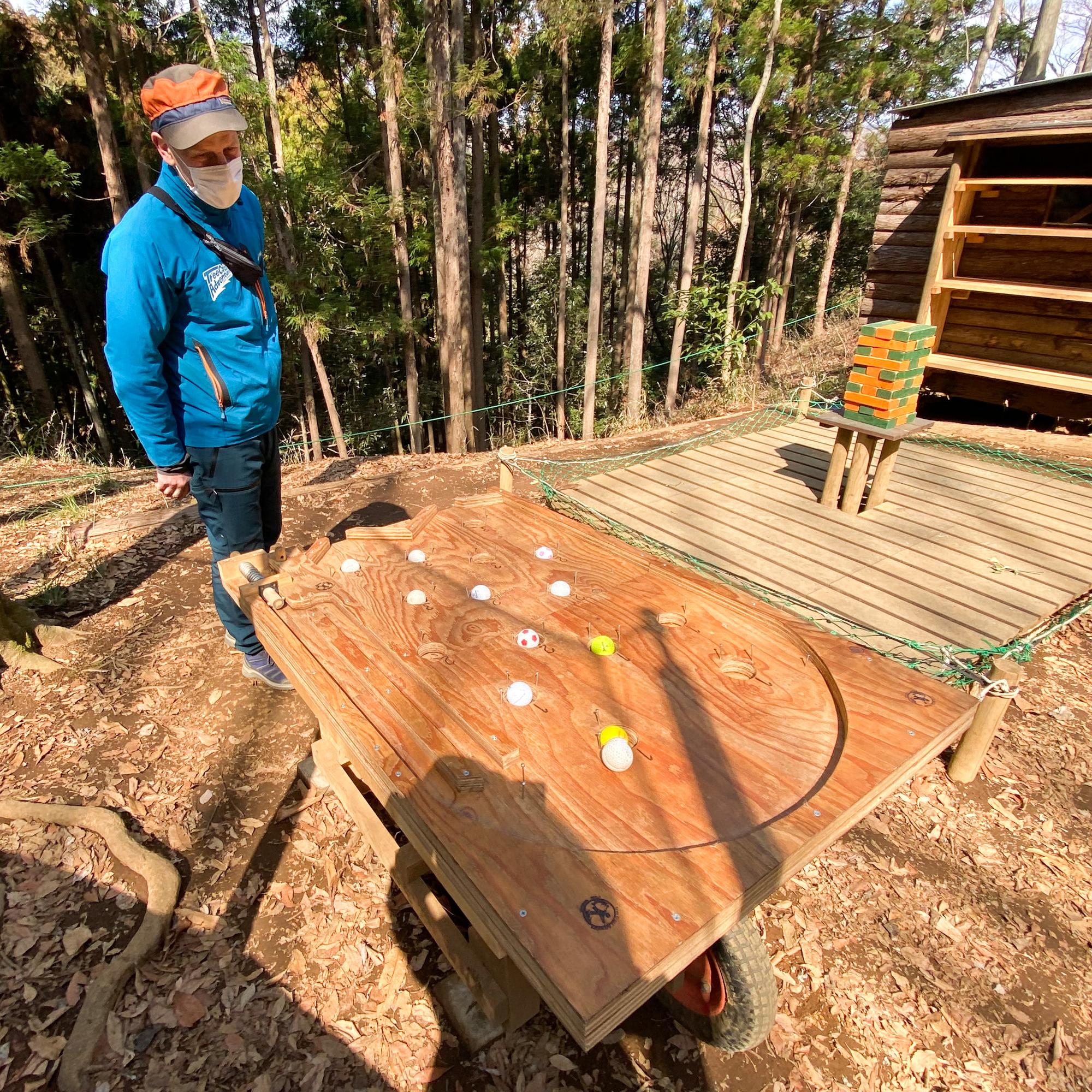 これがまたすごく考えて作られているピンボール。右奥が巨大ジェンガー