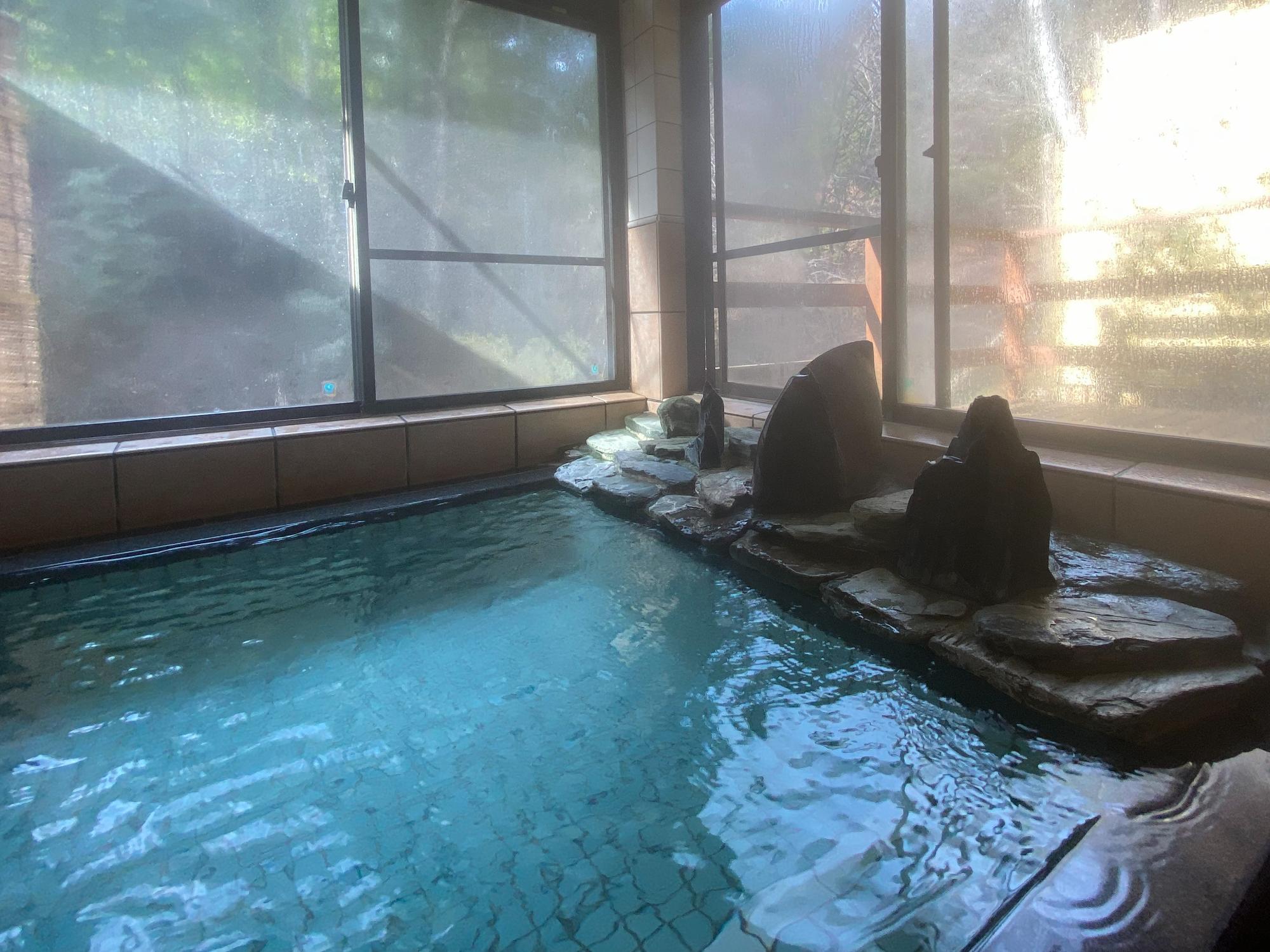 奥の尖った石は、かぶと湯の由来のオブジェ