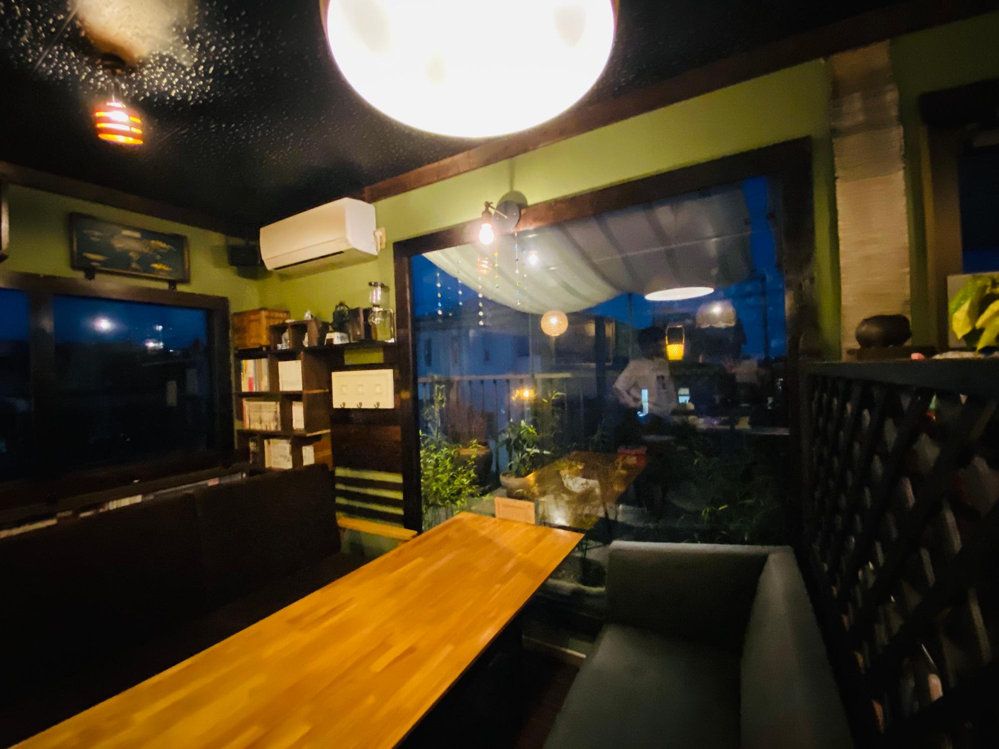 照明にも凝っているので夜の店内もステキです