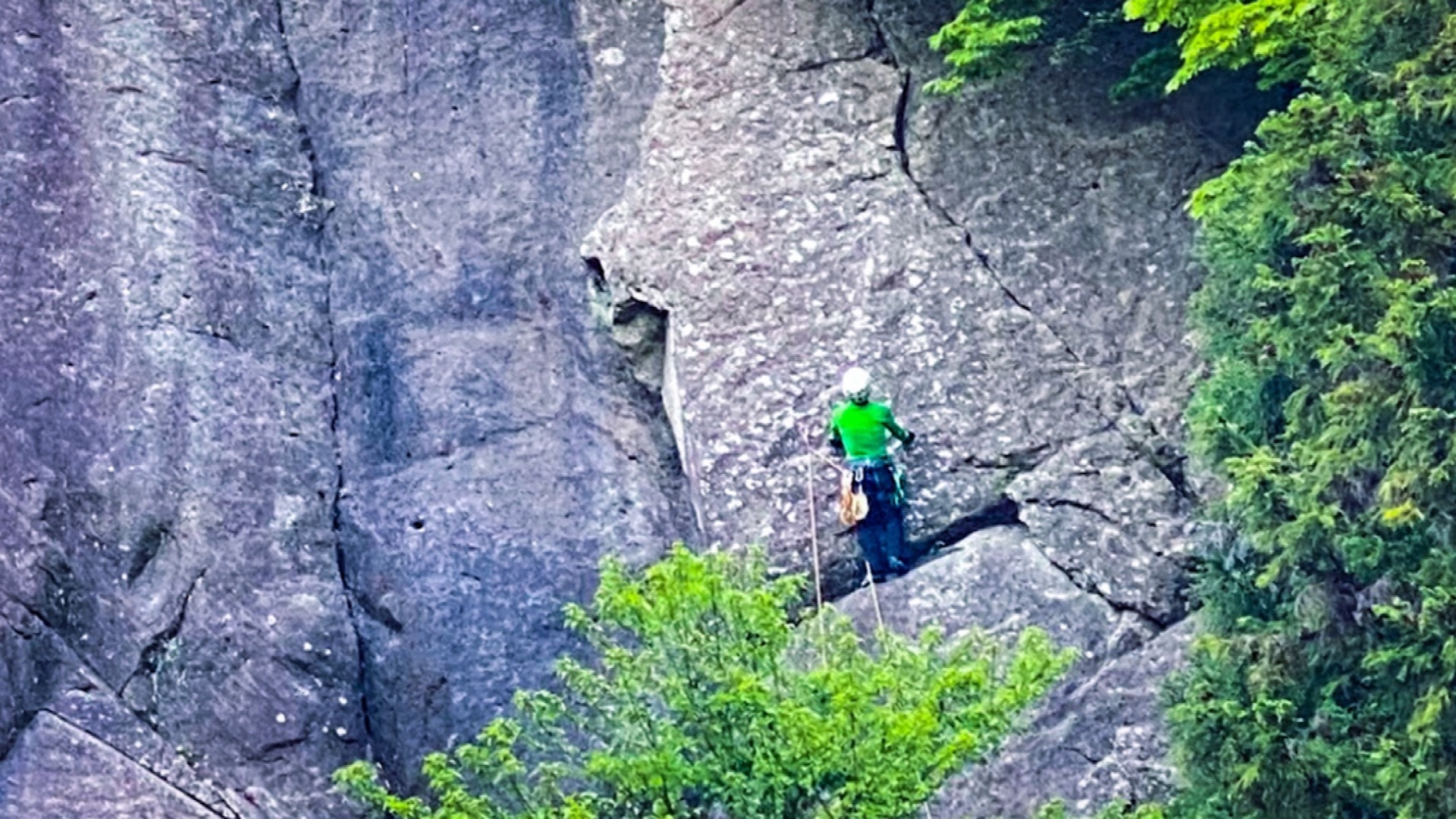 日向薬師ハイキングコースの圧巻の一枚岩「滑岩」！ロッククライマーにも人気